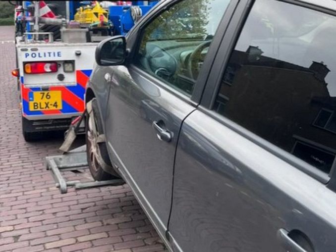 Politie Neemt Auto In Beslag Na Aanrijding In Vlaardingen Vlaardingen