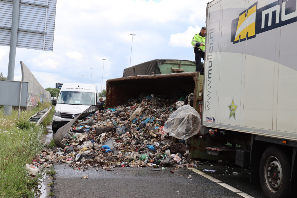 Vrachtwagen met afval gekanteld, A20 hele middag dicht