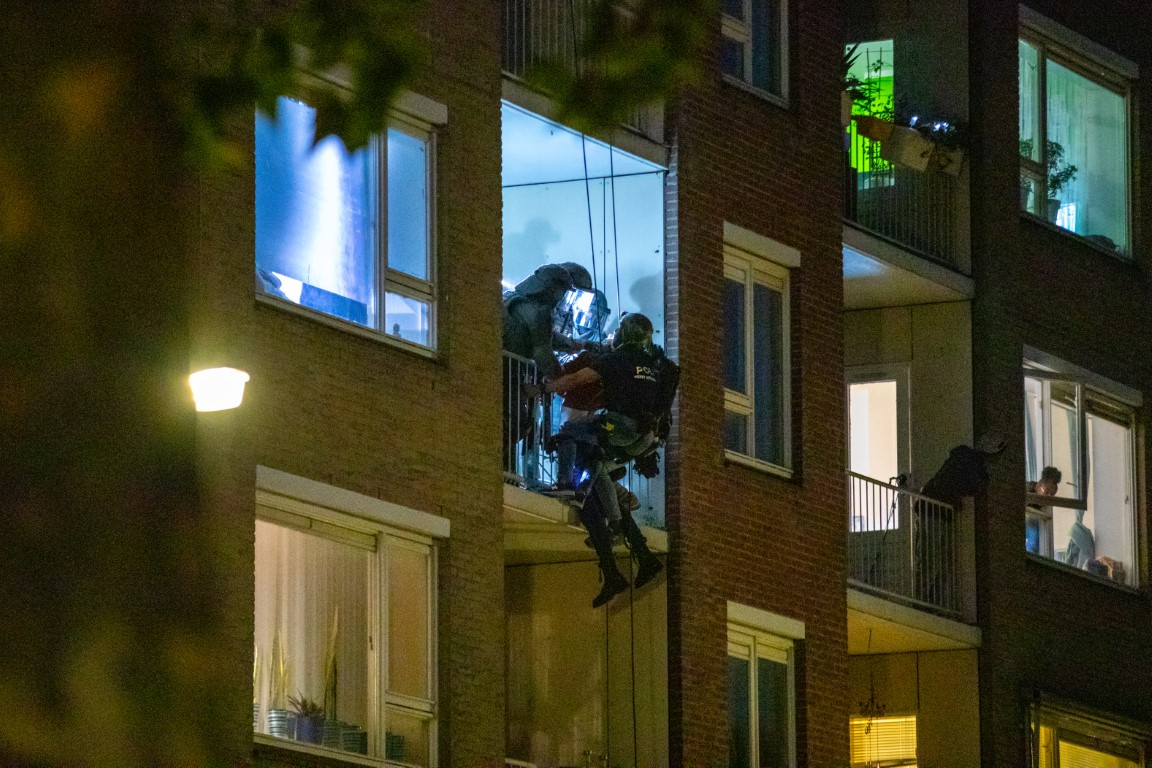 DSI haalt verwarde man van het balkon in Vlaardingen