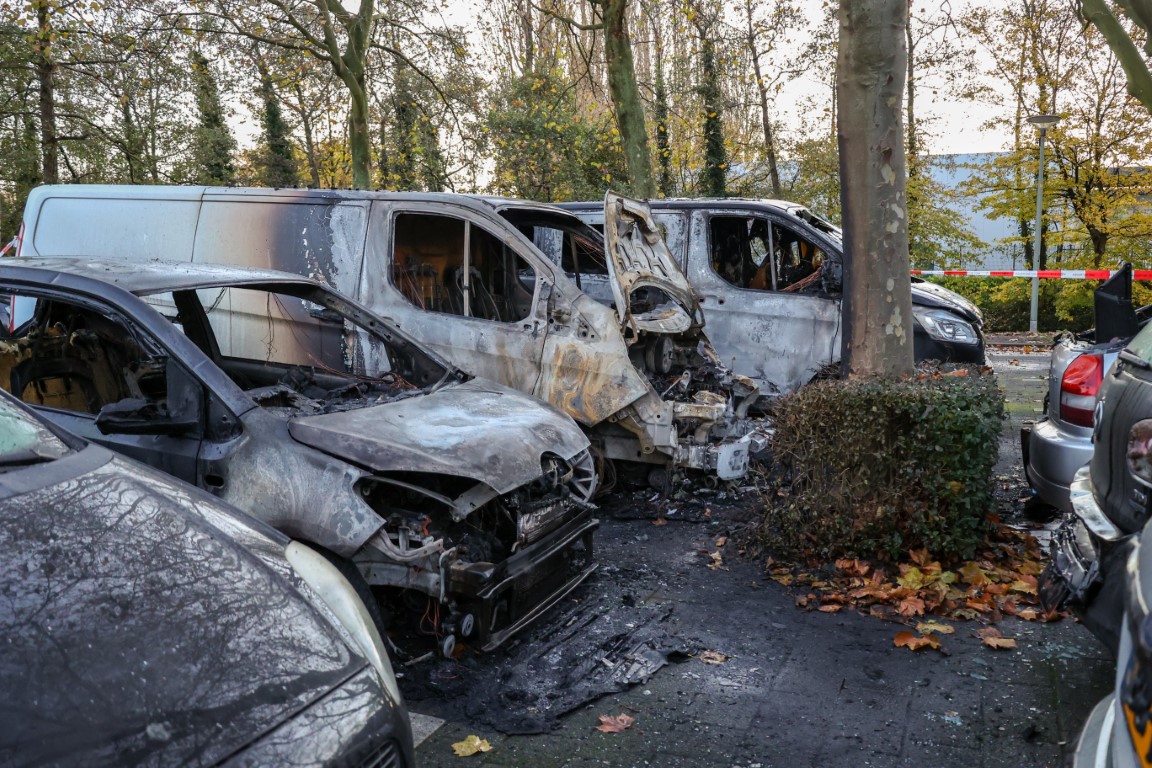Zes auto's beschadigd door brand in de Johannes Poststraat