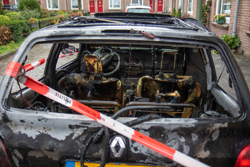 Weer auto volledig uitgebrand in Vlaardingen