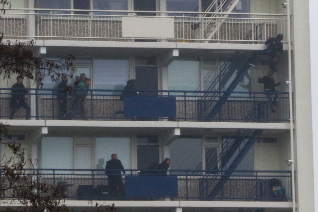 Vrouw op reling achtste etage flat houdt politie uren bezig