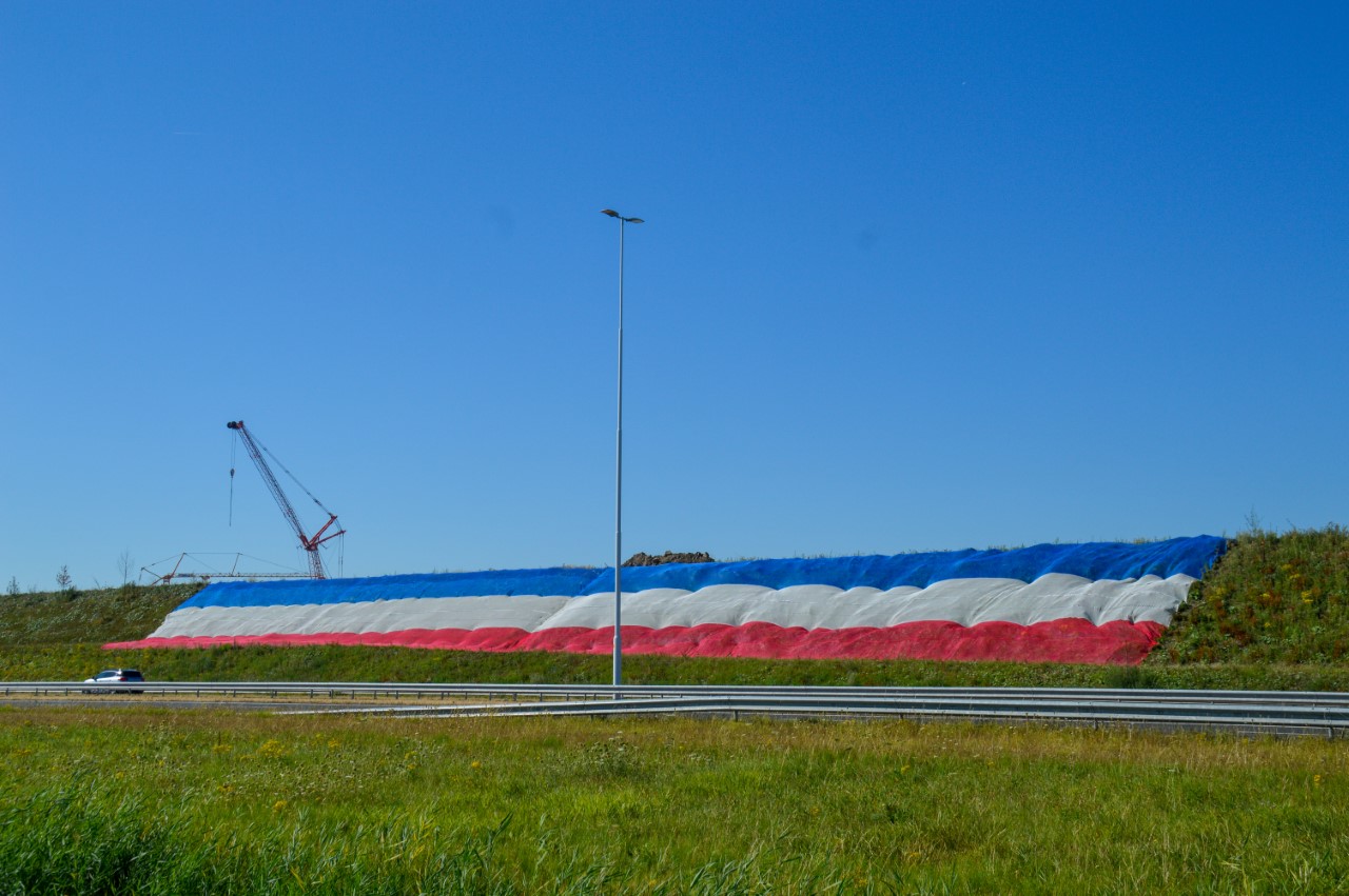 Actievoerders hangen 100 meter lange vlag langs A20