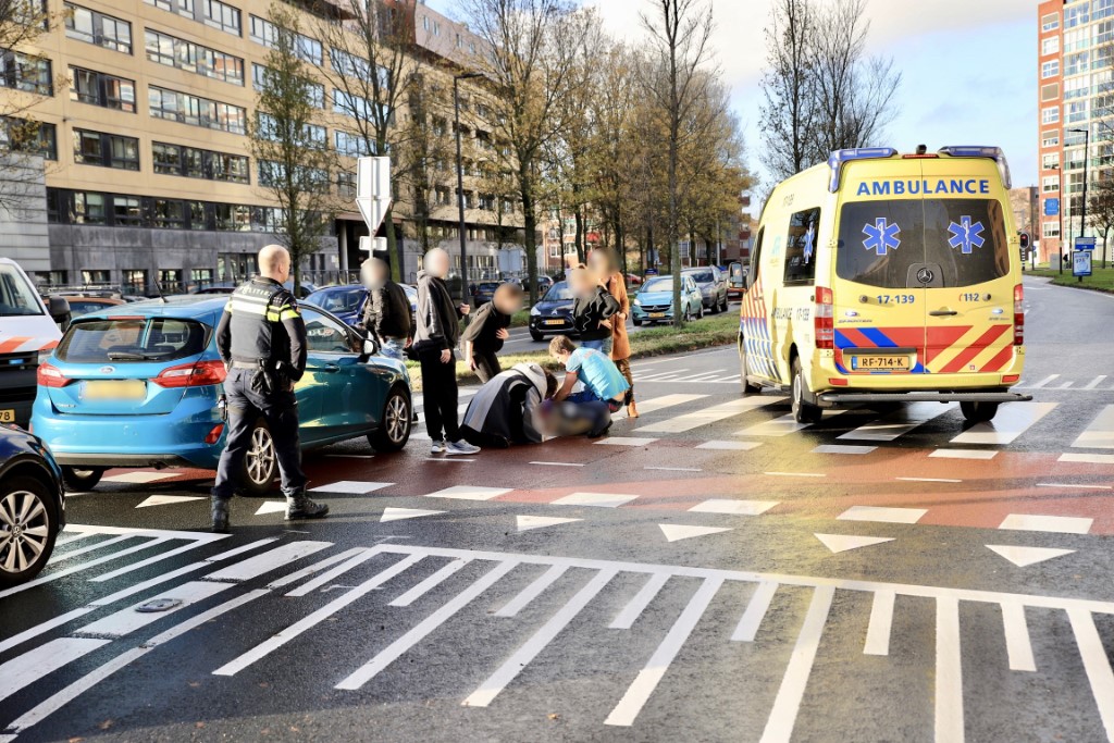 Meisje gewond na aanrijding op rotonde Westlandseweg