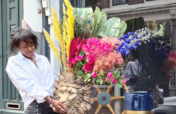 Iris de Jong begint in zijden bloemen op Hoogstraat | Schiedam24