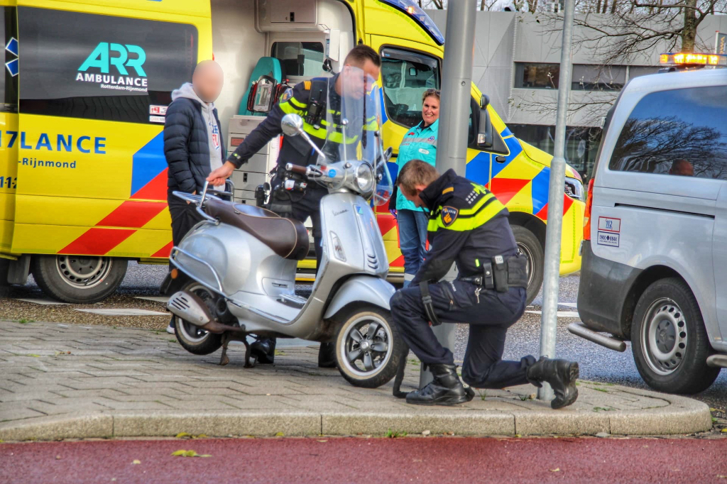 Aanrijding tussen auto en scooter in Spaanse Polder