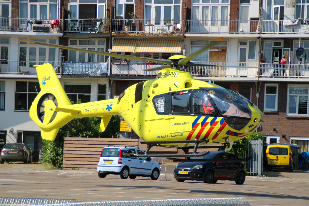 Traumahelikopter landt op parkeerterrein voor noodsituatie