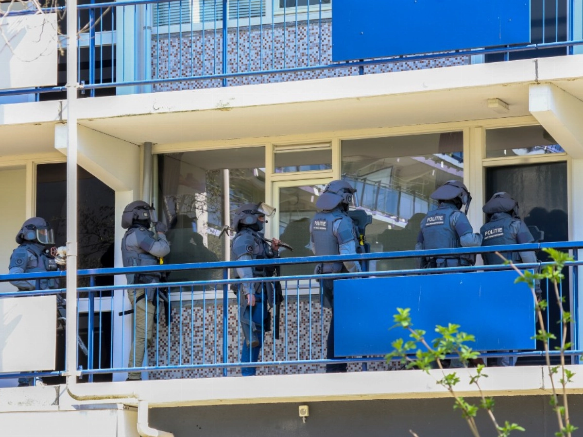 Arrestatieteam haalt man uit woning Eksterlaan