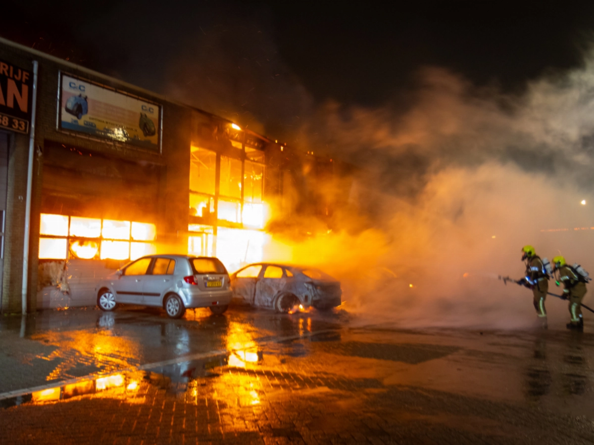 Grote uitslaande brand in autobedrijf Spaanse Polder