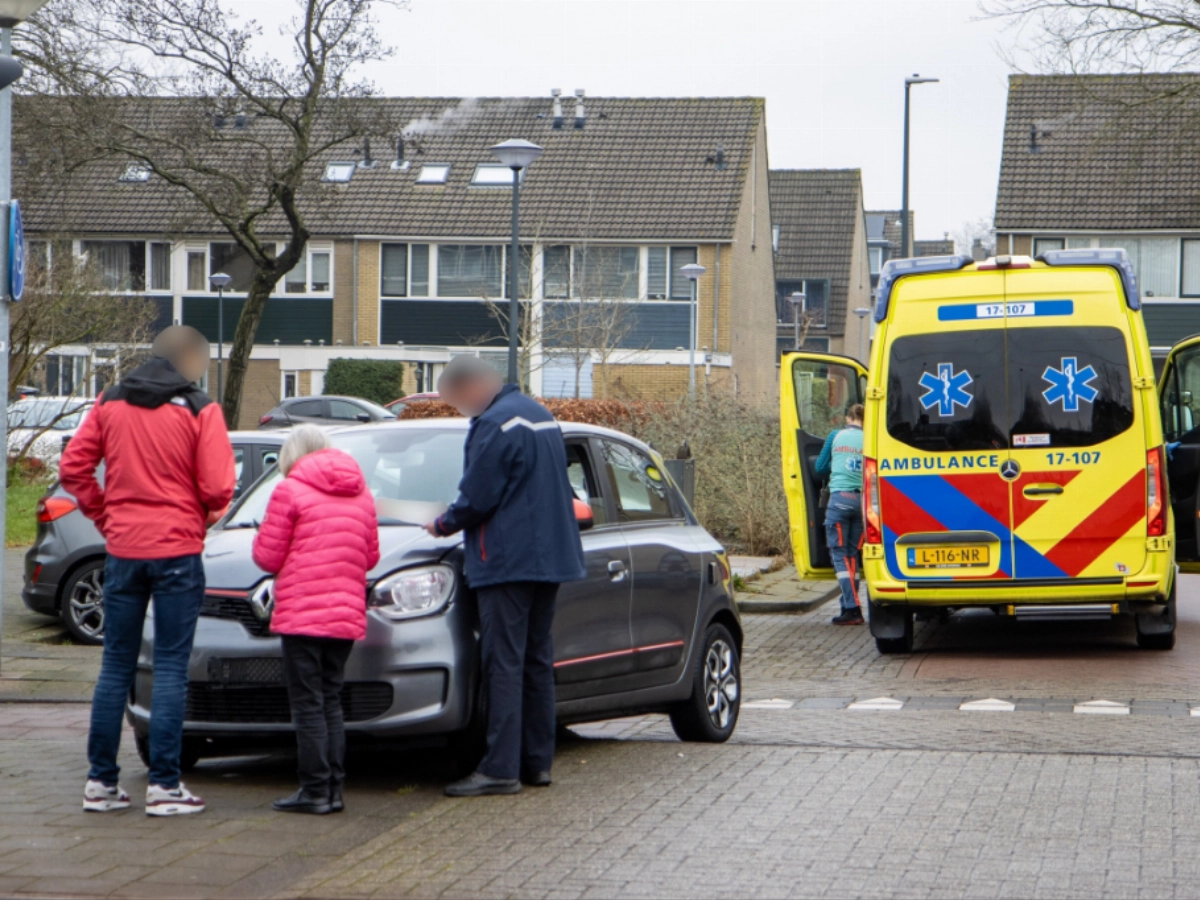 Automobiliste ter controle naar het ziekenhuis
