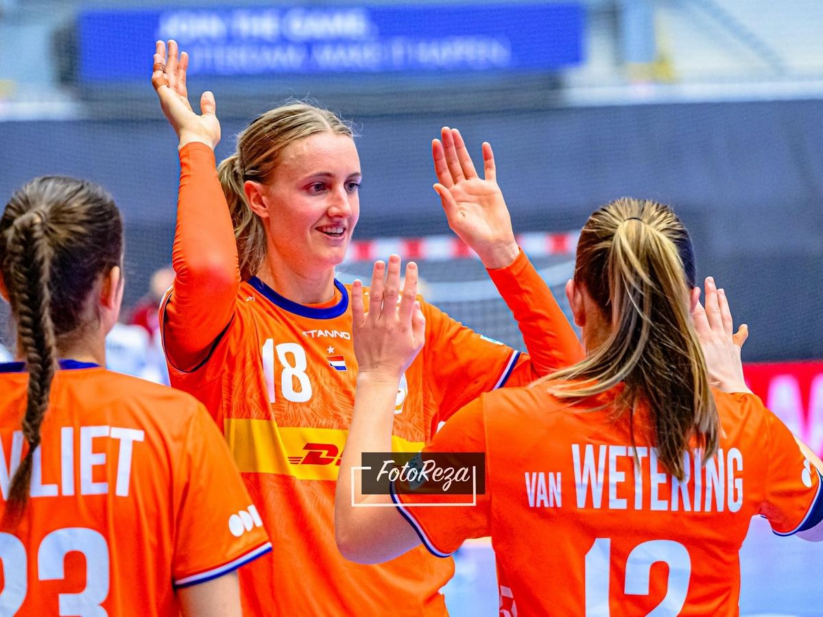 Selvsikre håndballkvinner på arenaen mot Norge