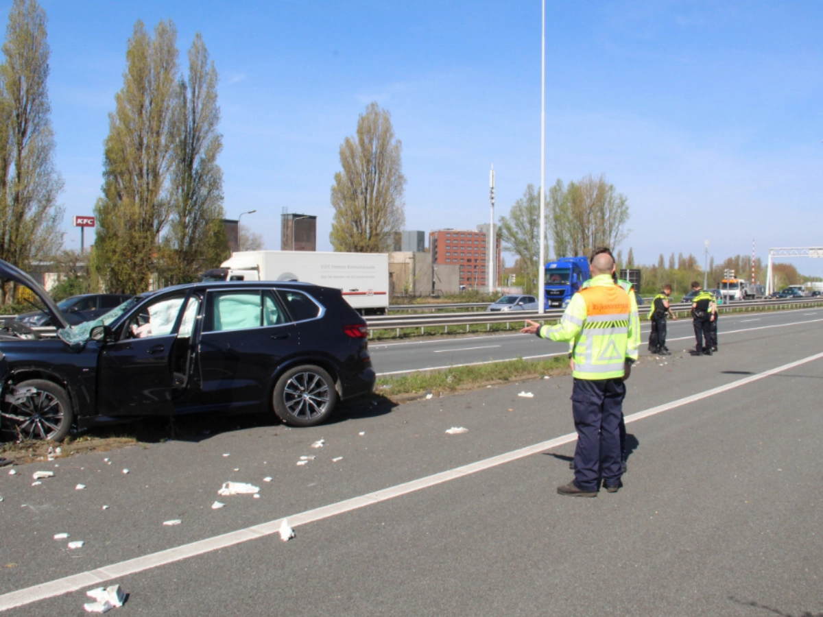 Auto crasht tegen vangrail op A4 bij #Vlaardingen.