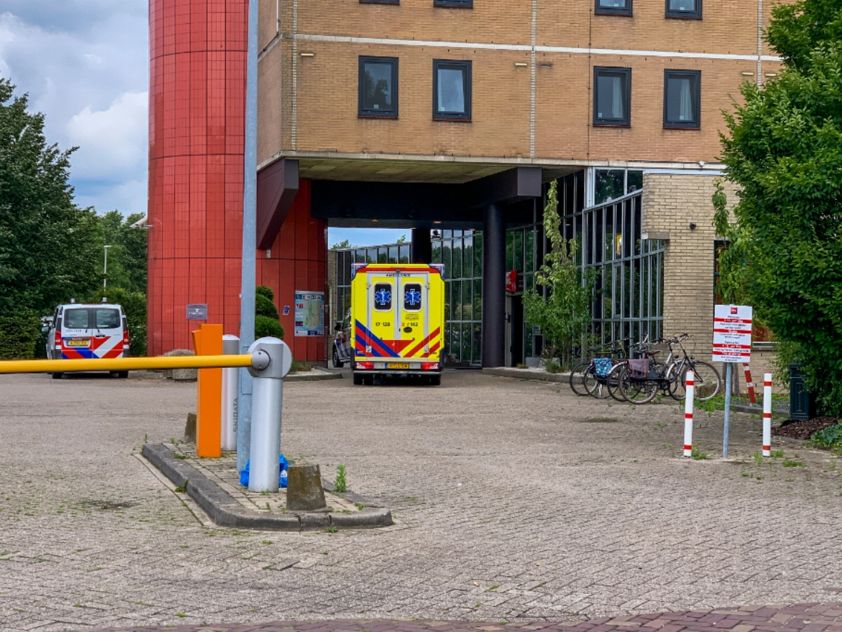 Man aangetroffen in plas bloe....eh....pastasaus bij Ibis hotel #Vlaardingen. Spaghetti western?.