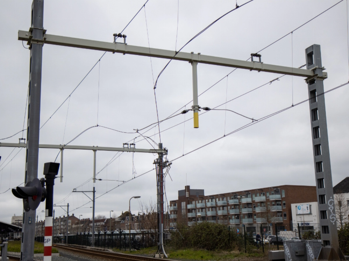 Vrachtwagen trekt bovenleiding metro bij Westhavenkade kapot ...