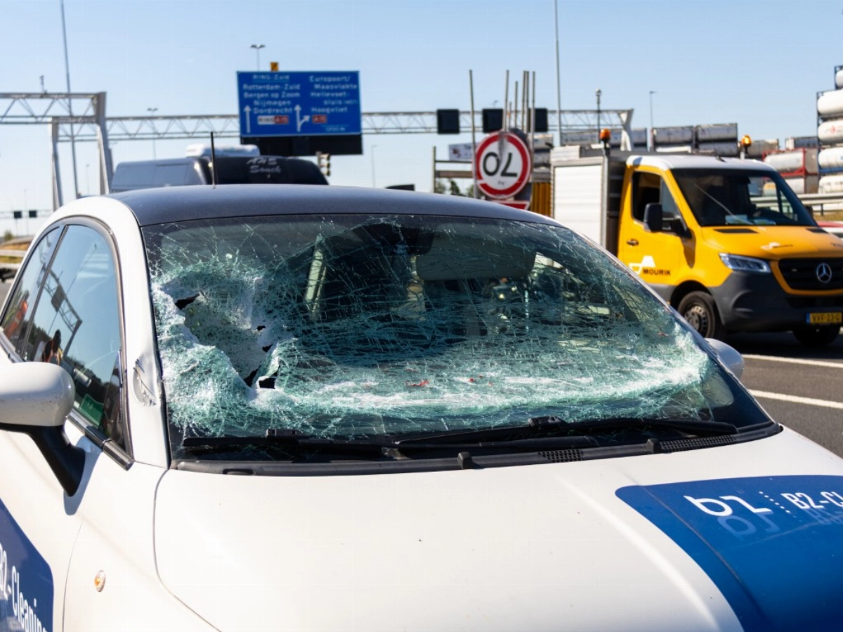 SCHIEDAM - Een bestuurder van een personenauto is donderdagmorgen vol tegen een…
