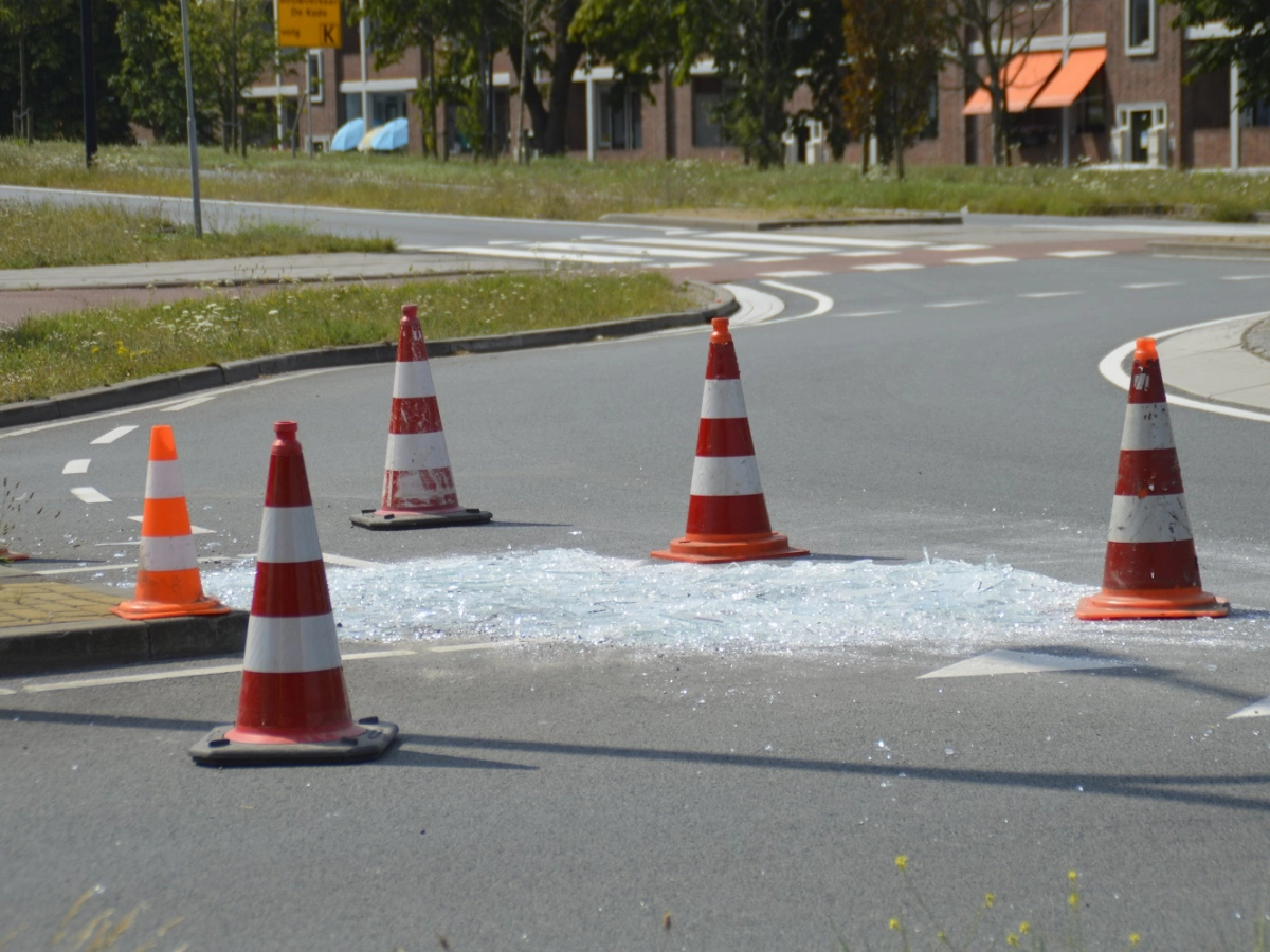 Vrachtwagen verliest meerdere glasplaten op rotonde in #Maassluis.