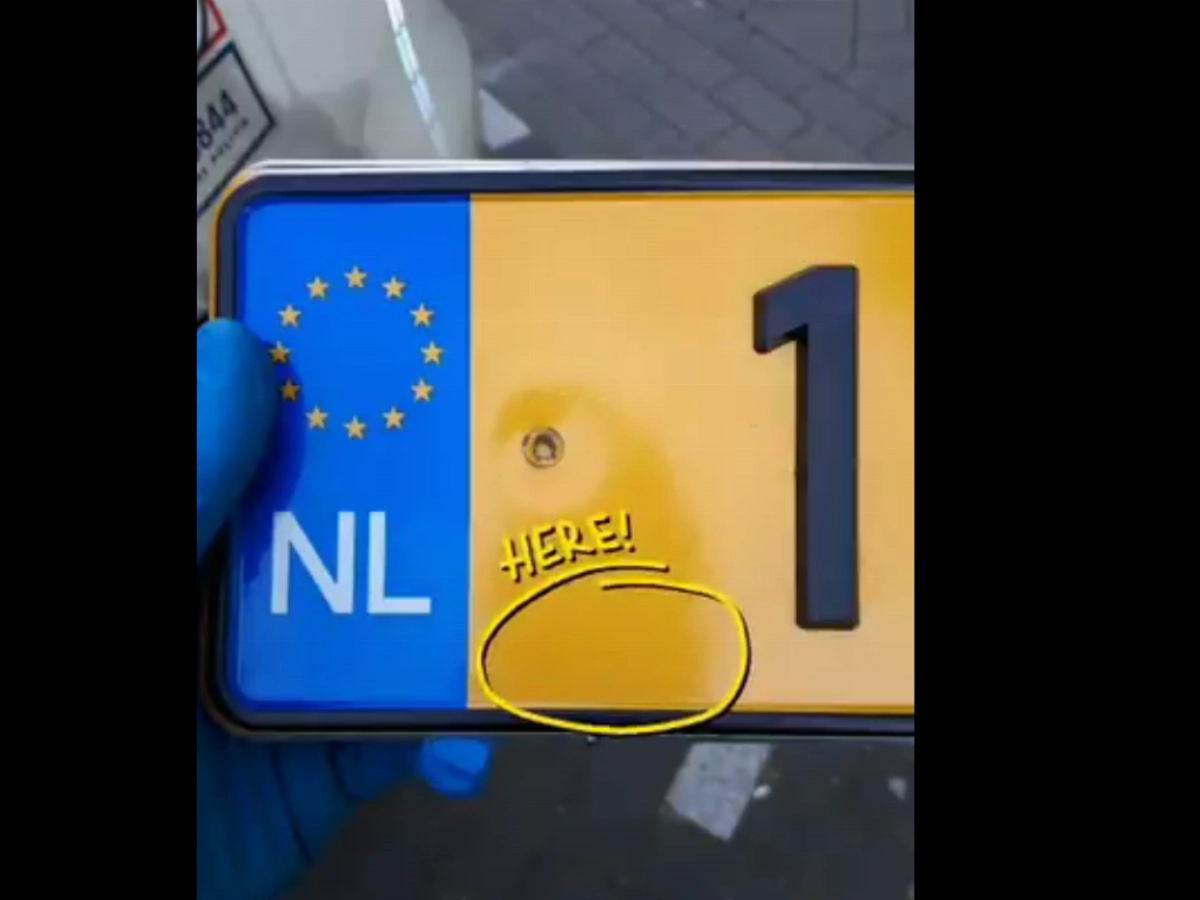 Schiedam24 • Politie herkent gestolen auto aan vervalste kentekenplaat • #Schiedam.