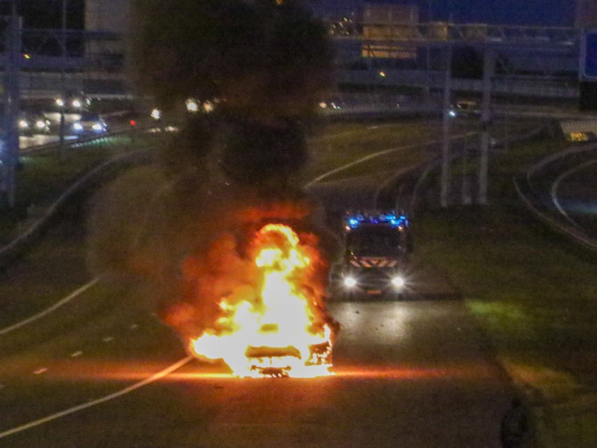 Schiedam24 • Brandweer bereikt met moeite brandende auto • #Schiedam.