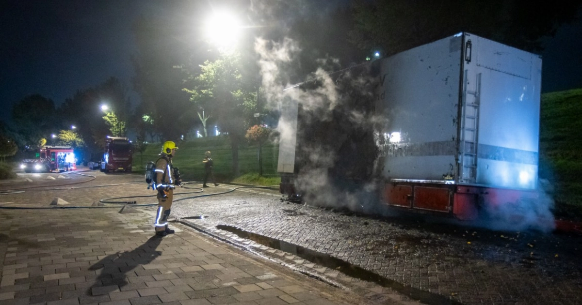 VLAARDINGEN - Een vrachtwagentrailer van een transportbedrijf is in de nacht…
