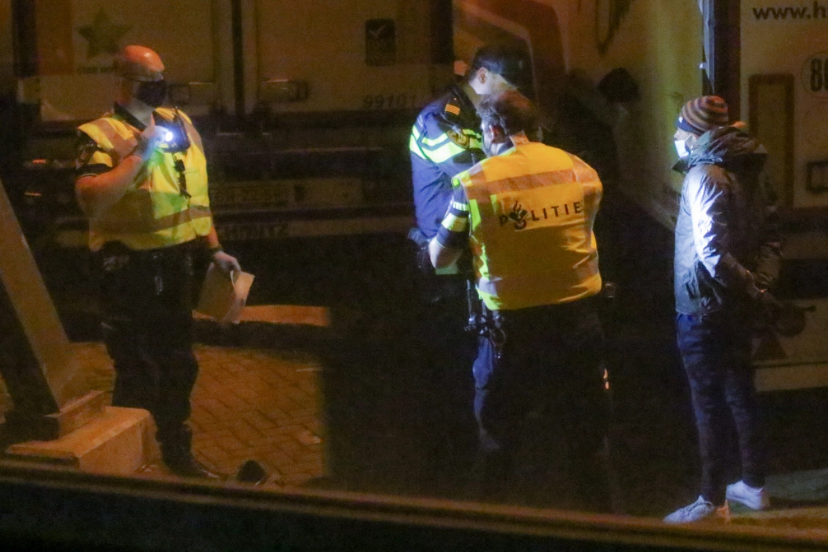 Politie arresteert illegalen op terrein DFDS. #Vlaardingen