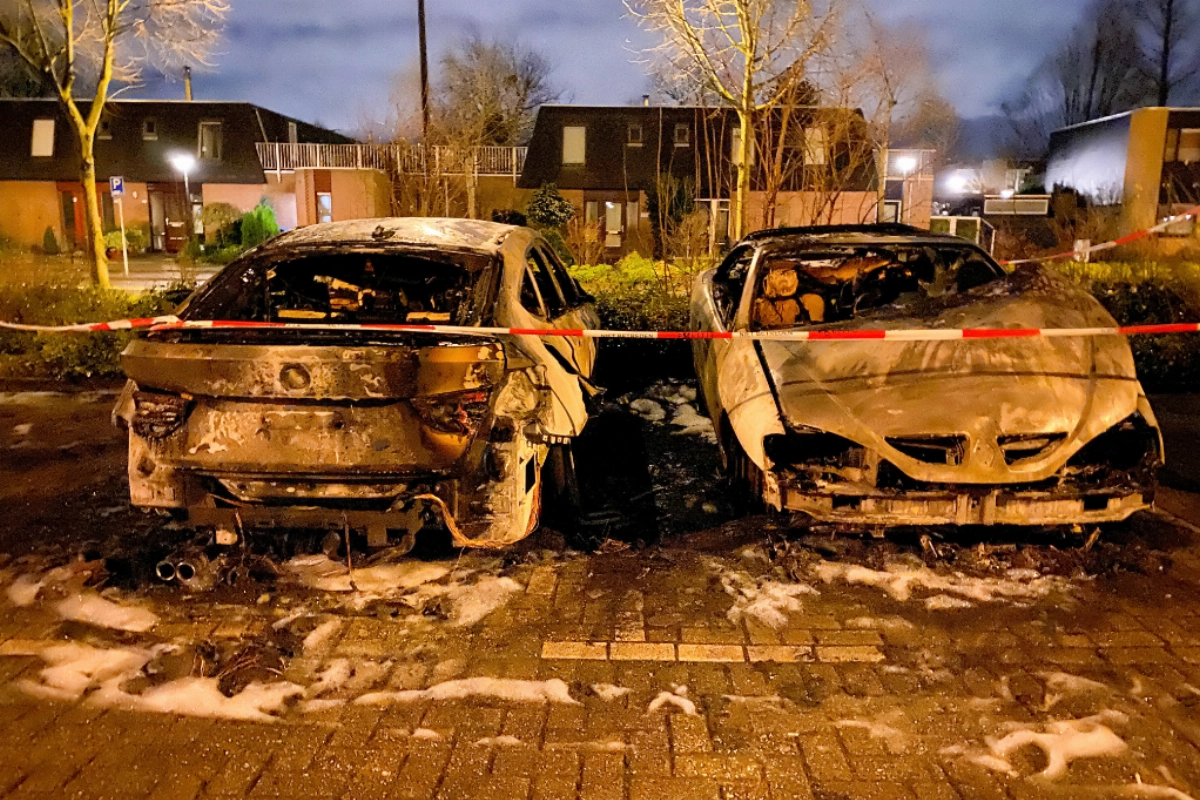 Auto's branden uit aan de Olmendreef #Vlaardingen.