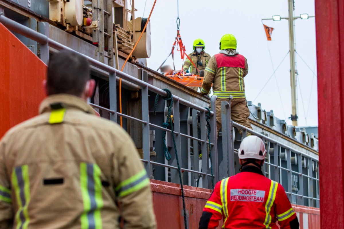 Man gewond na val in ruim van schip. #Vlaardingen