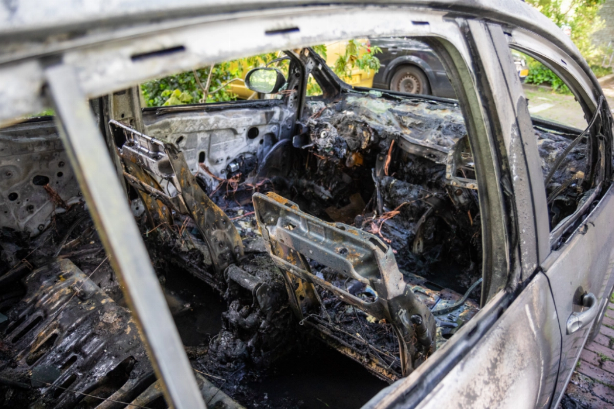 Auto volledig uitgebrand in de Asserstraat. #Vlaardingen