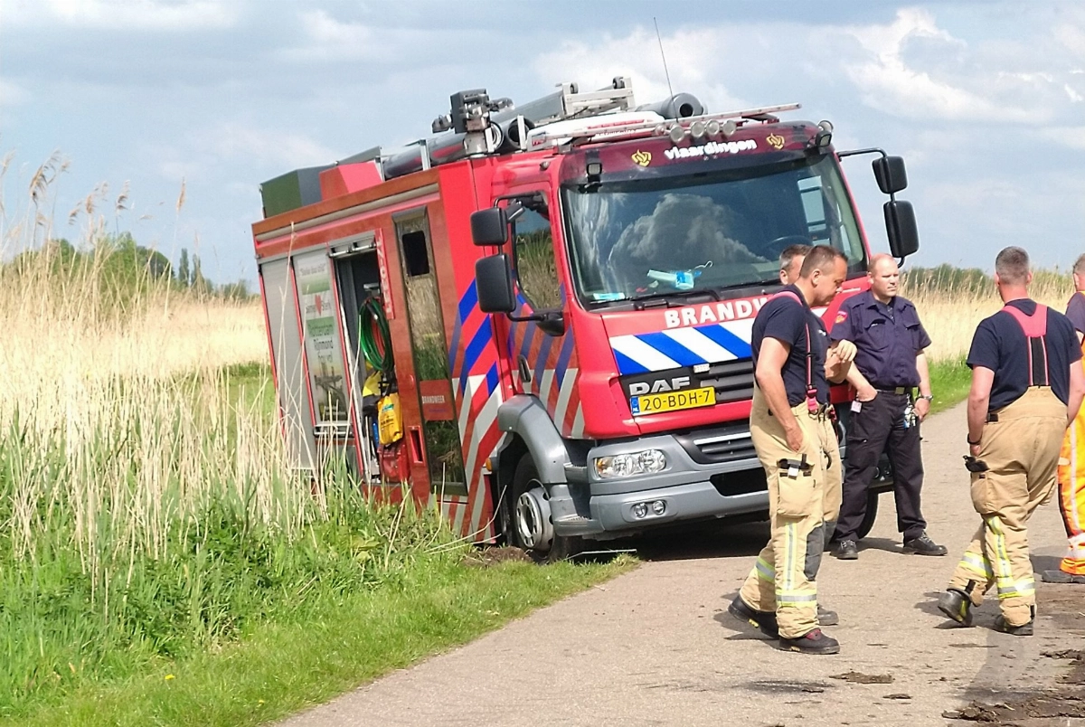 Brandweer uren vast in de modder. #Vlaardingen
