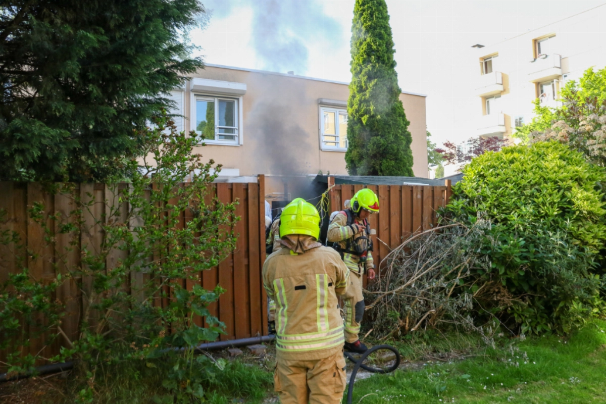 Veel schade na brand in schuur Goudenregenstraat. #Vlaardingen