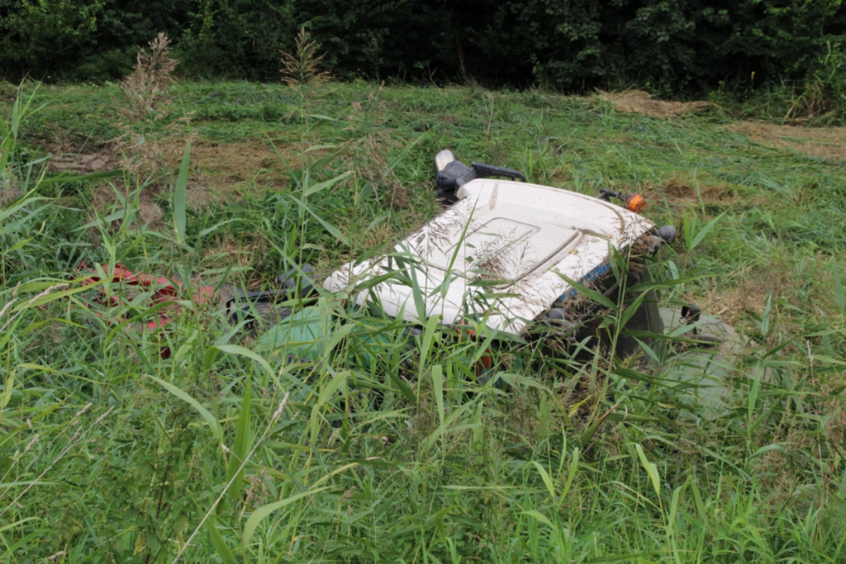 Trekker belandt in de sloot. #Vlaardingen