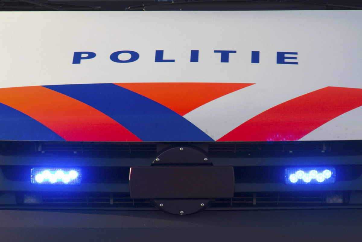 Politiebusje veroorzaakt aanrijding tijdens spoedrit. #Vlaardingen