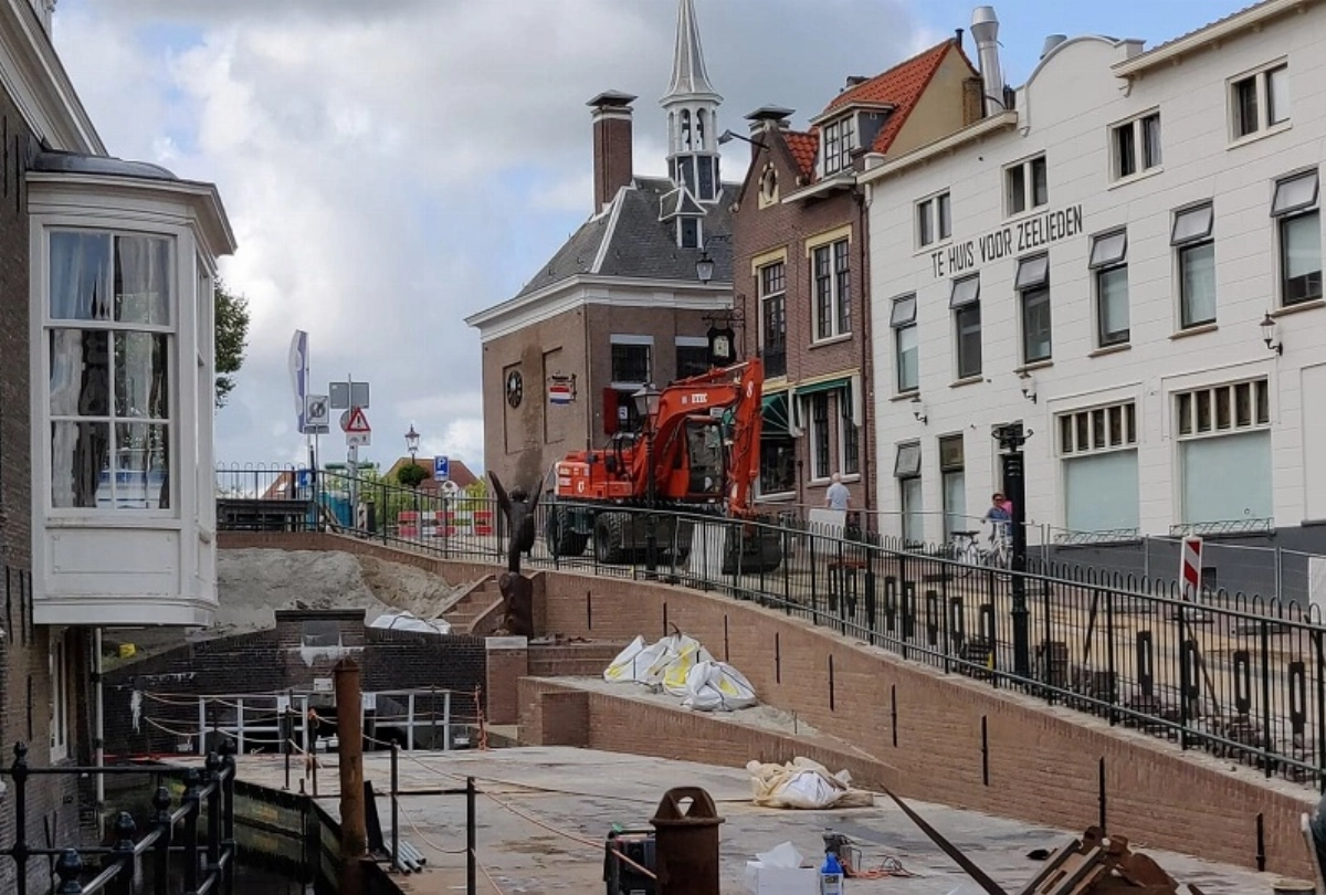 Migrantenhotel aan de Wip ontruimd en gesloten.. #Maassluis