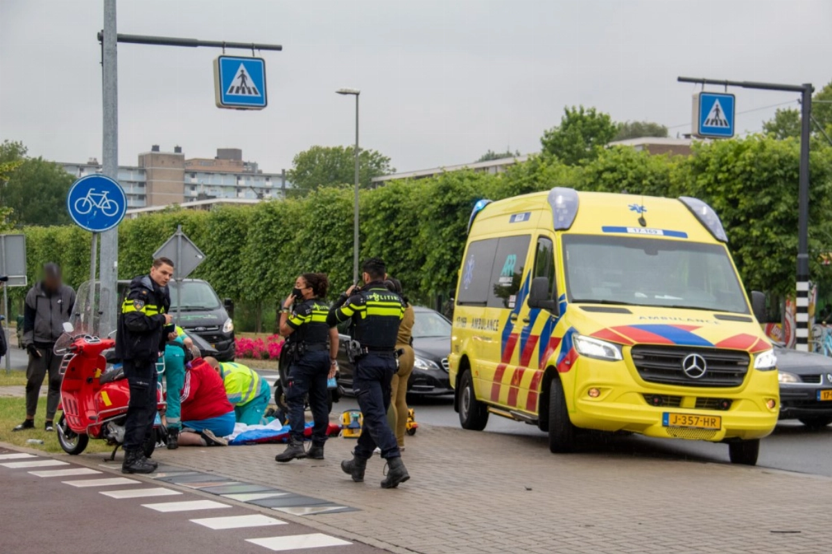 Schiedam24 • Meisje van scooter 'gelanceerd' na aanrijding • #Schiedam.