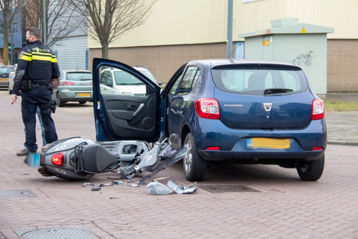 Schiedam24 • Scooterrijder gewond na aanrijding met auto • #Schiedam.
