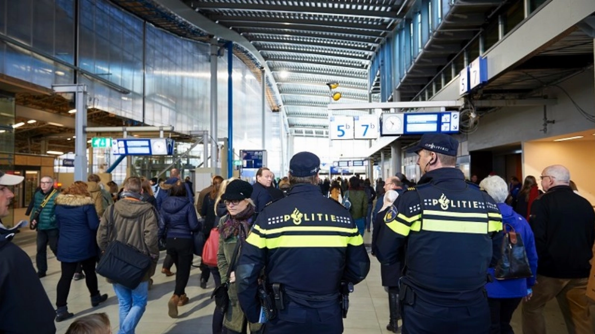 Met een vuurwapen naar de rellen....