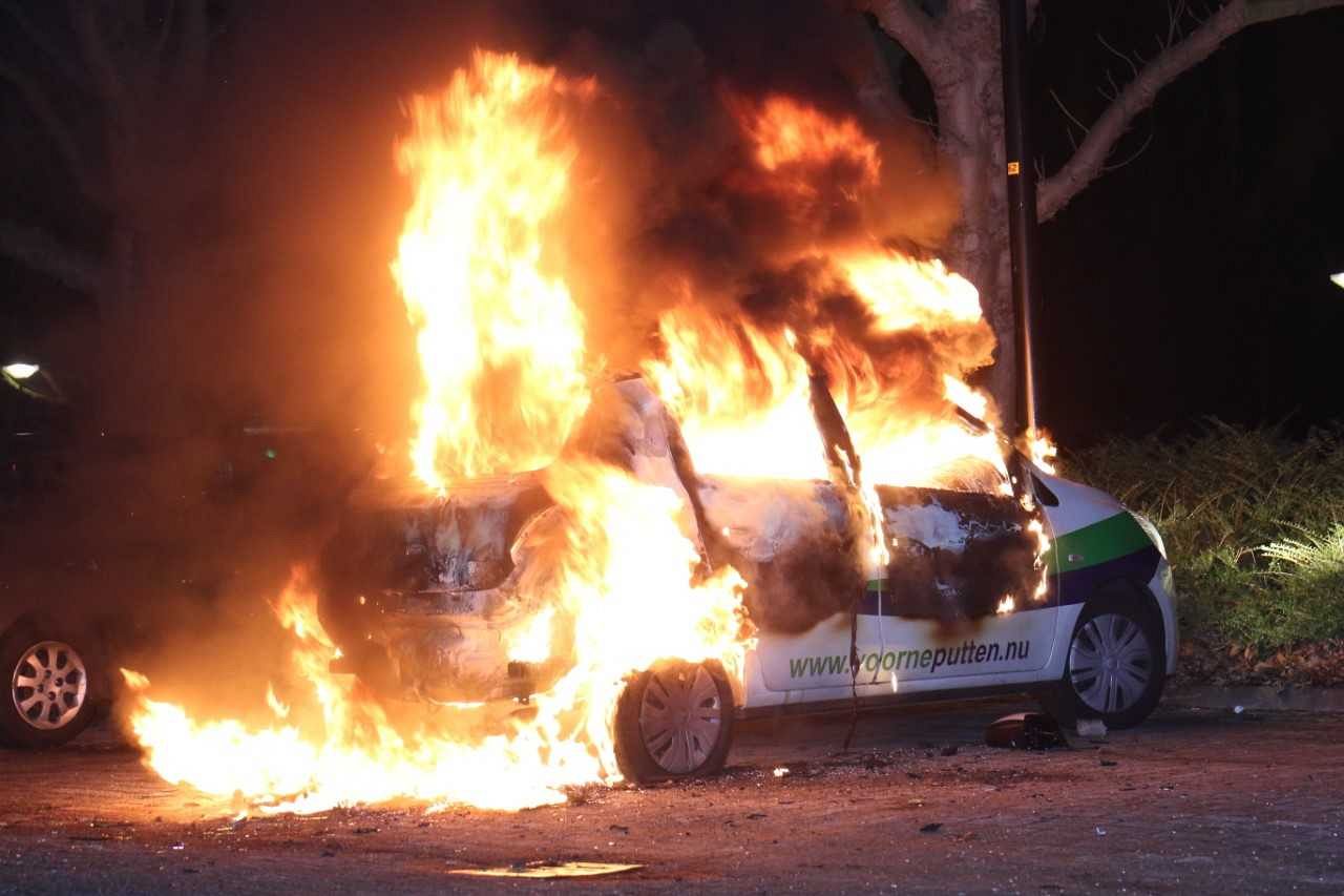 Auto volledig uitgebrand in Vlaardingen