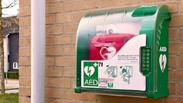 Ondernemersfonds Oostwijk geeft drie AED's aan de wijk