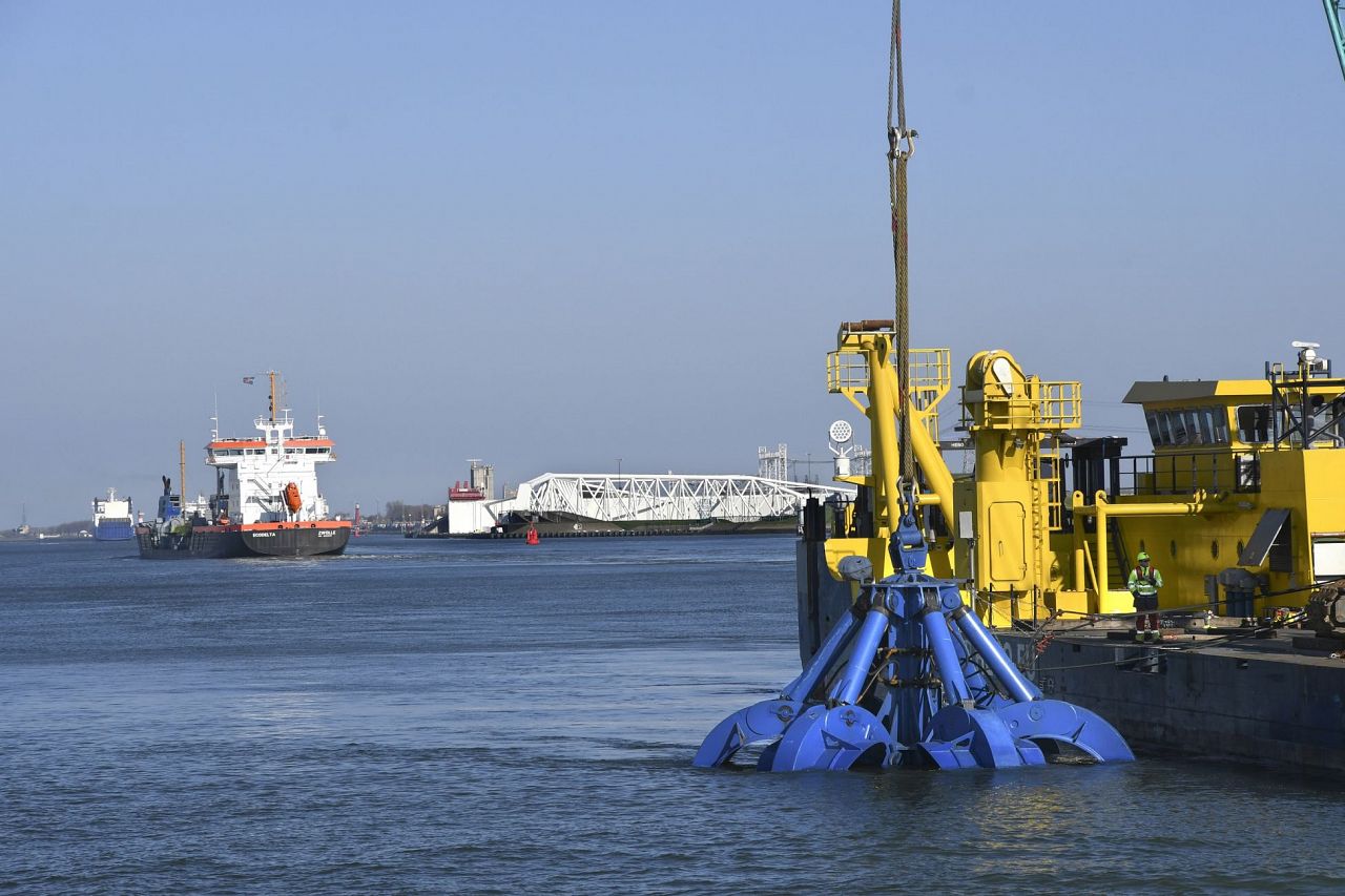 Berging scheepswrak in Nieuwe Waterweg