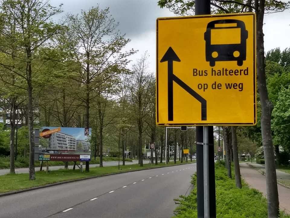 Bus halteerd(t) op de Holysingel