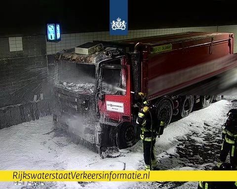 Vrachtwagen in brand in de Beneluxtunnel