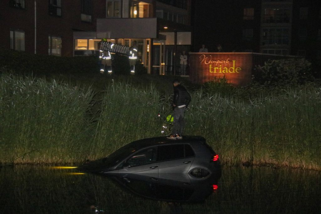Auto schiet water in bij Drevenpark