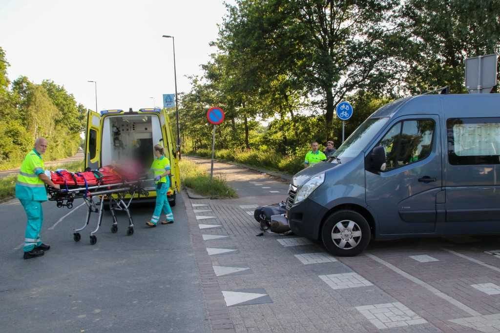 Scooterrijdster gewond bij aanrijding Marathonweg
