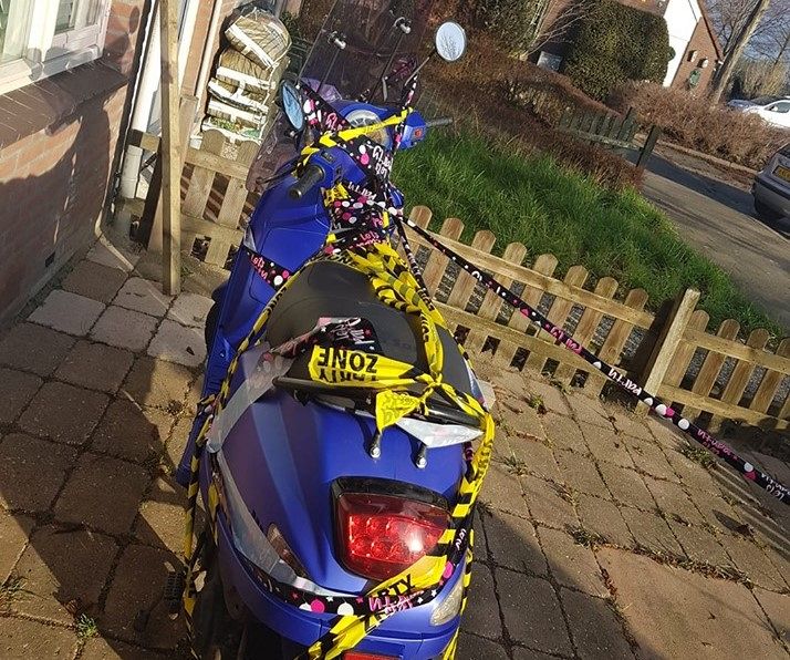 Felblauwe scooter gestolen