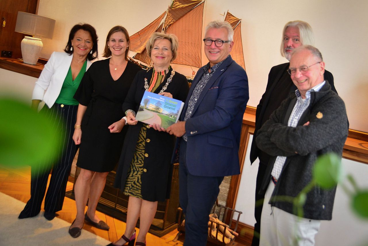 1e exemplaar jubileumboek  Groen van Prinstererlyceum voor burgemeester
