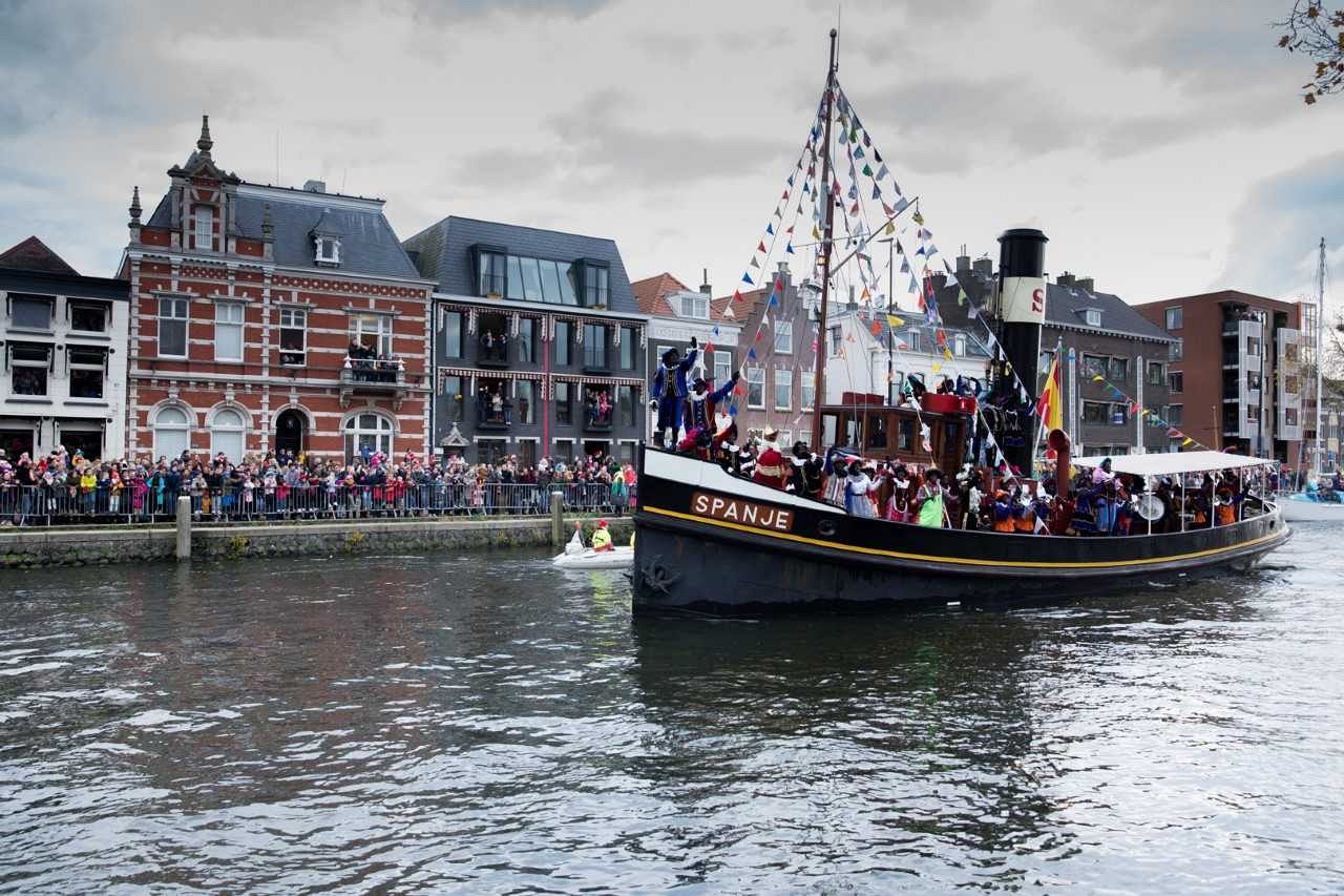 Sinterklaas brengt roetveegpieten mee naar Vlaardingen