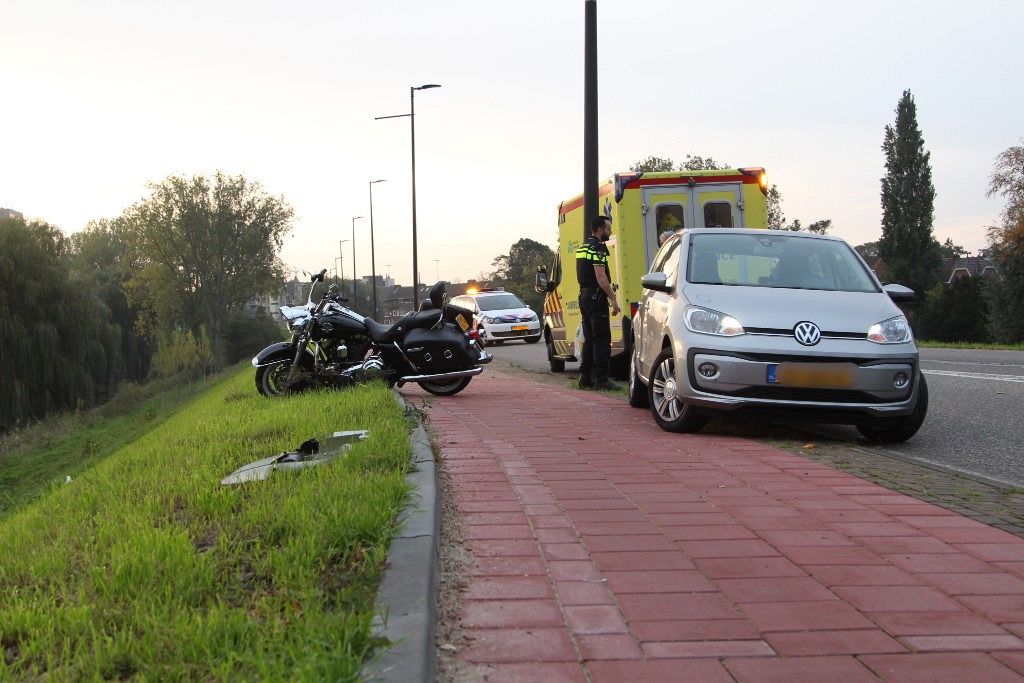 Motorrijder gewond bij aanrijding Julianasingel
