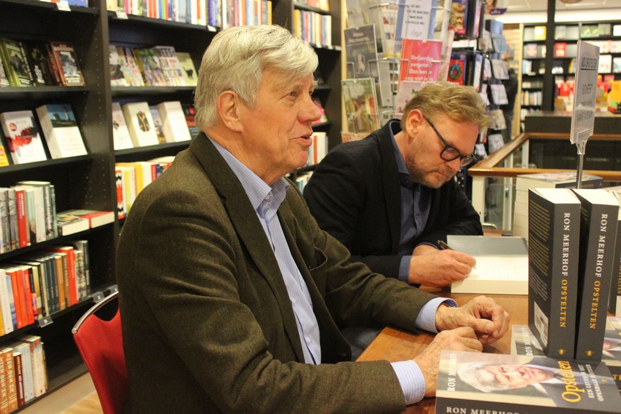 Ivo Opstelten en Ron Meerhof bij boekhandel Pontier