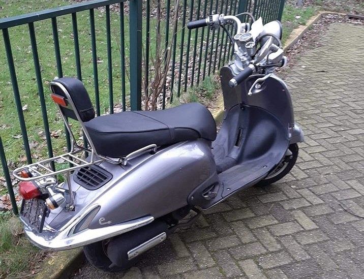 Van wie is deze scooter?