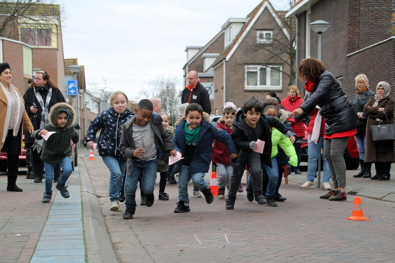 Kinderen IKC Erasmus lopen voor Roparunteam