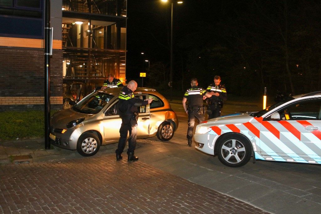 Politie rijdt auto klem op Zwanensingel